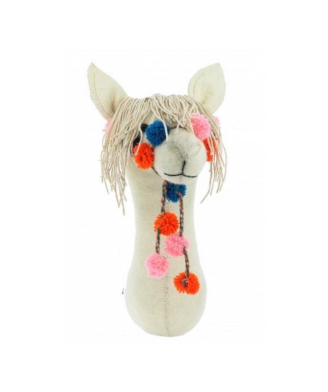 Trophée tête de lama et sa bride colorée Trophée tête de lama et sa bride colorée